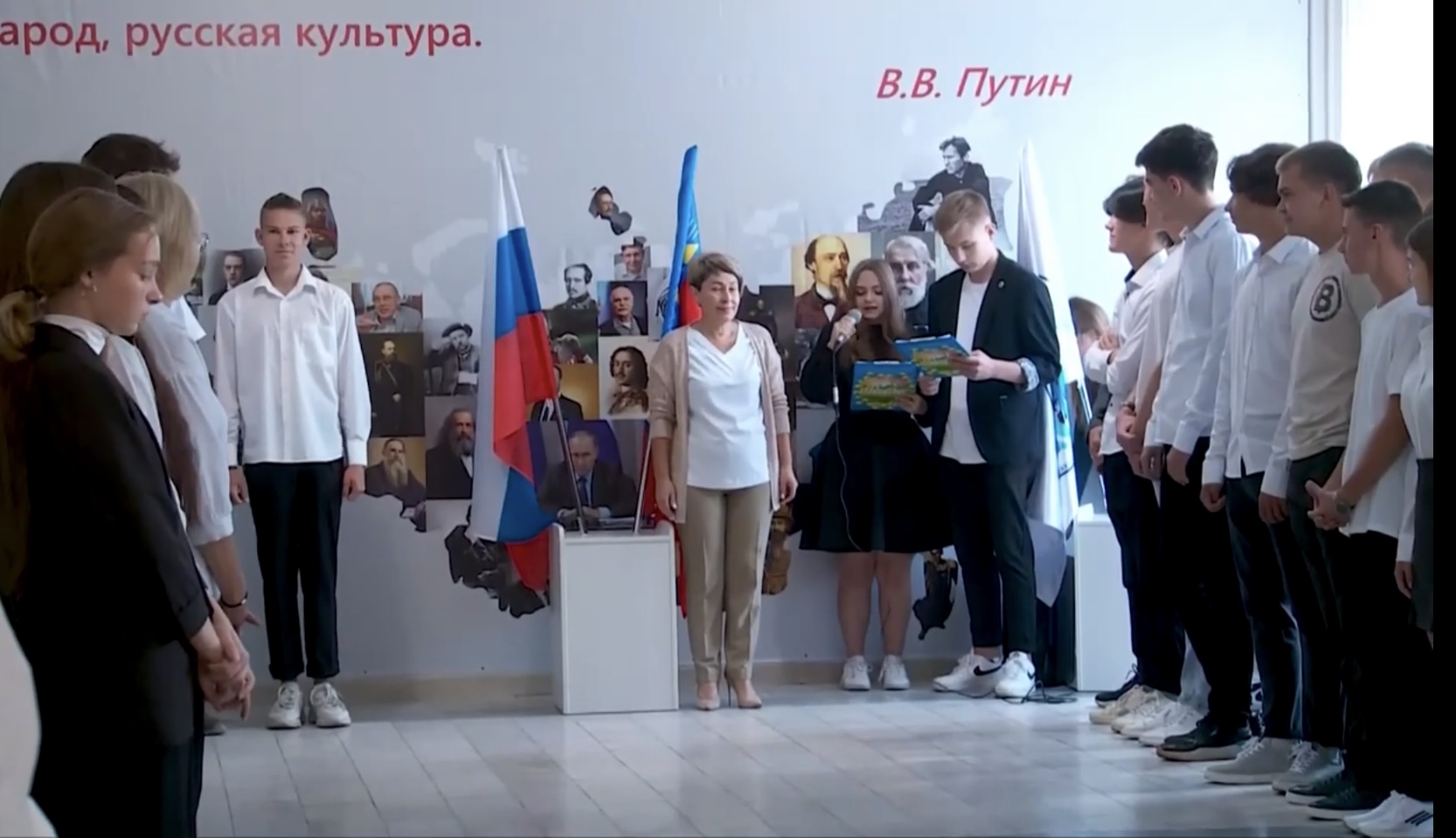 Торжественной церемонии выноса Государственного флага РФ.